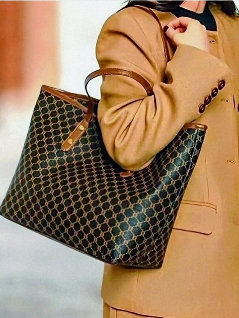 NWT. Classic Brown Patterned Tote Bag. Tan Trim. Top Full Zip.